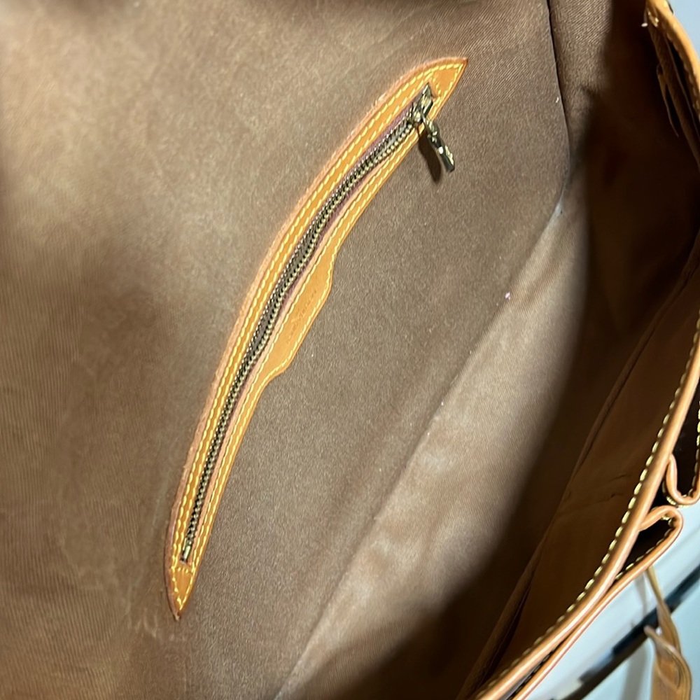 AUTHENTICATED Louis Vuitton Crossbody Bag Purse - Picture 12 of 17